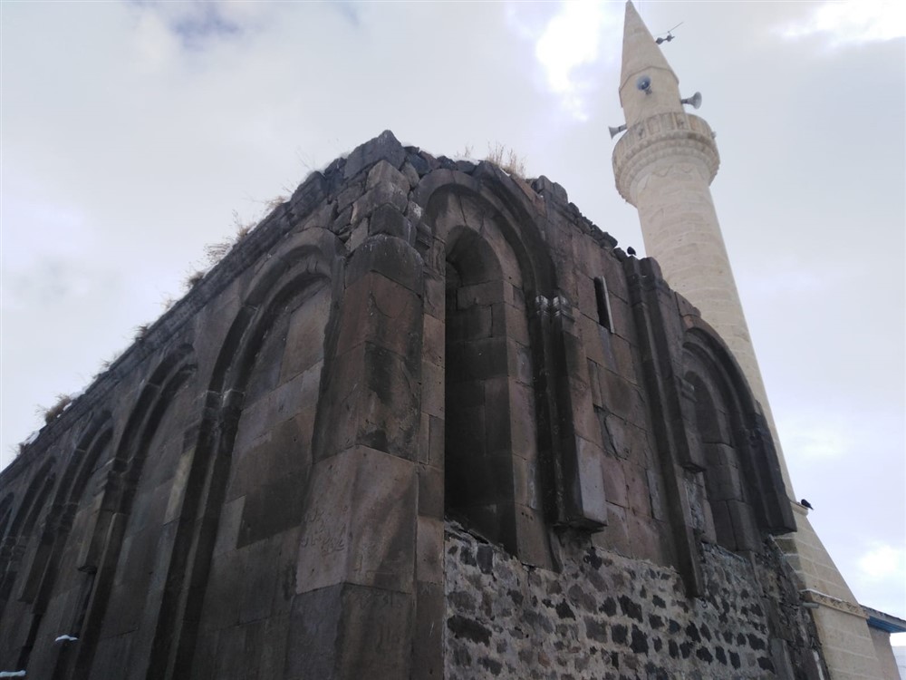 155 Yıllık Camii ve 9020 Yıllık Kilise yan yana dökülüyor