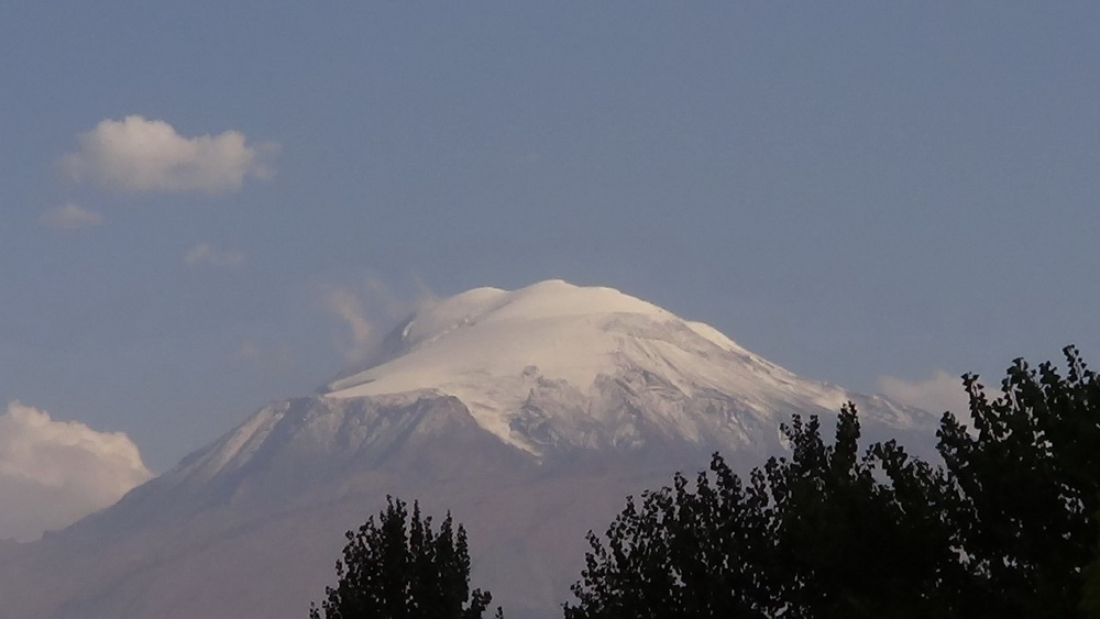 Ağrı dağına yılın ilk karı yağdı