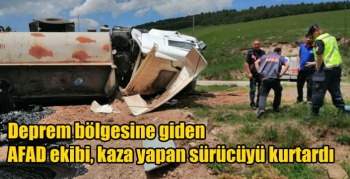 Deprem bölgesine giden AFAD ekibi, kaza yapan sürücüyü kurtardı