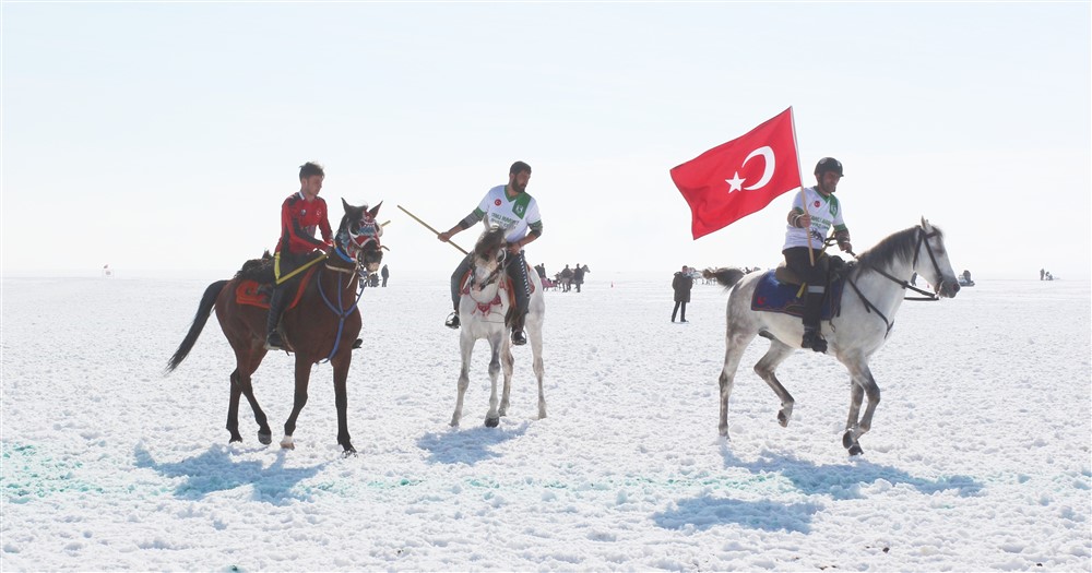 Donmuş Çıldır Gölü Üzerinde Muhteşem Görüntüler