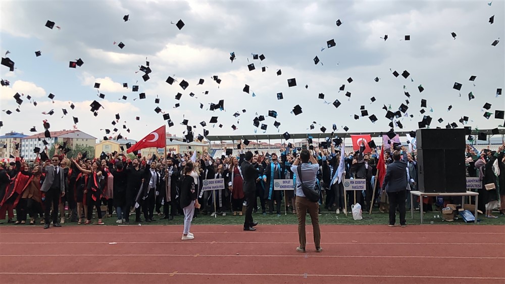 Kafkas Üniversitesi’nde Mezuniyet Coşkusu