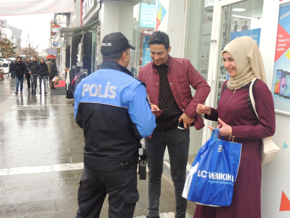 Kars Emniyeti’nden Kadına Şiddete Hayır Broşürü