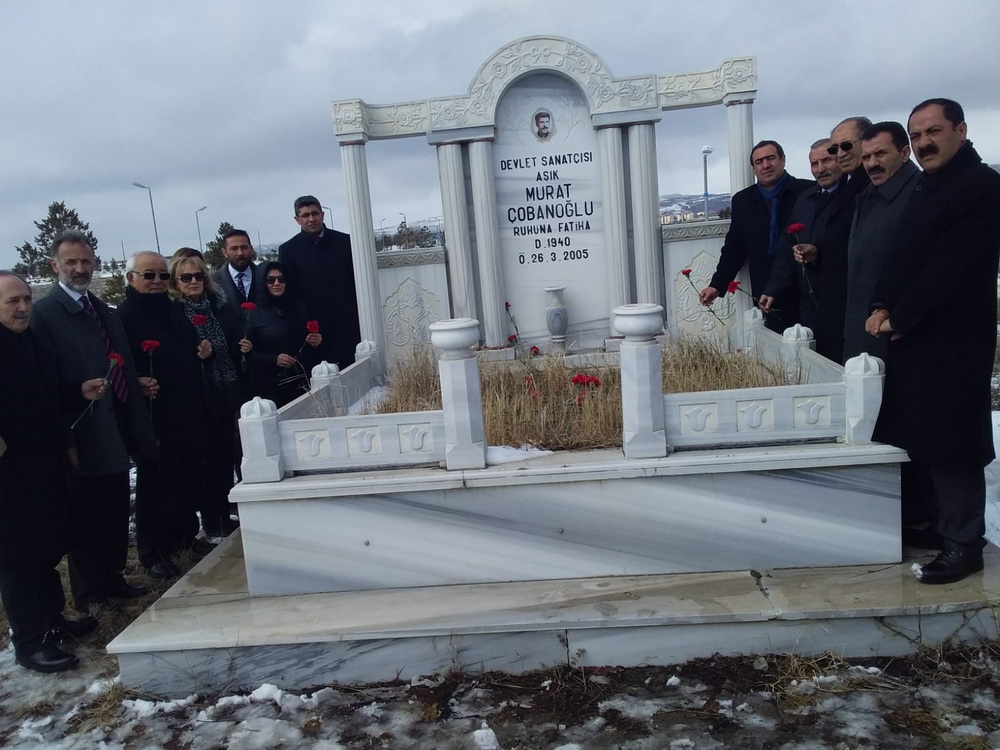 Kars’ın halk ozanları Çobanoğlu’nu mezarı başında andı