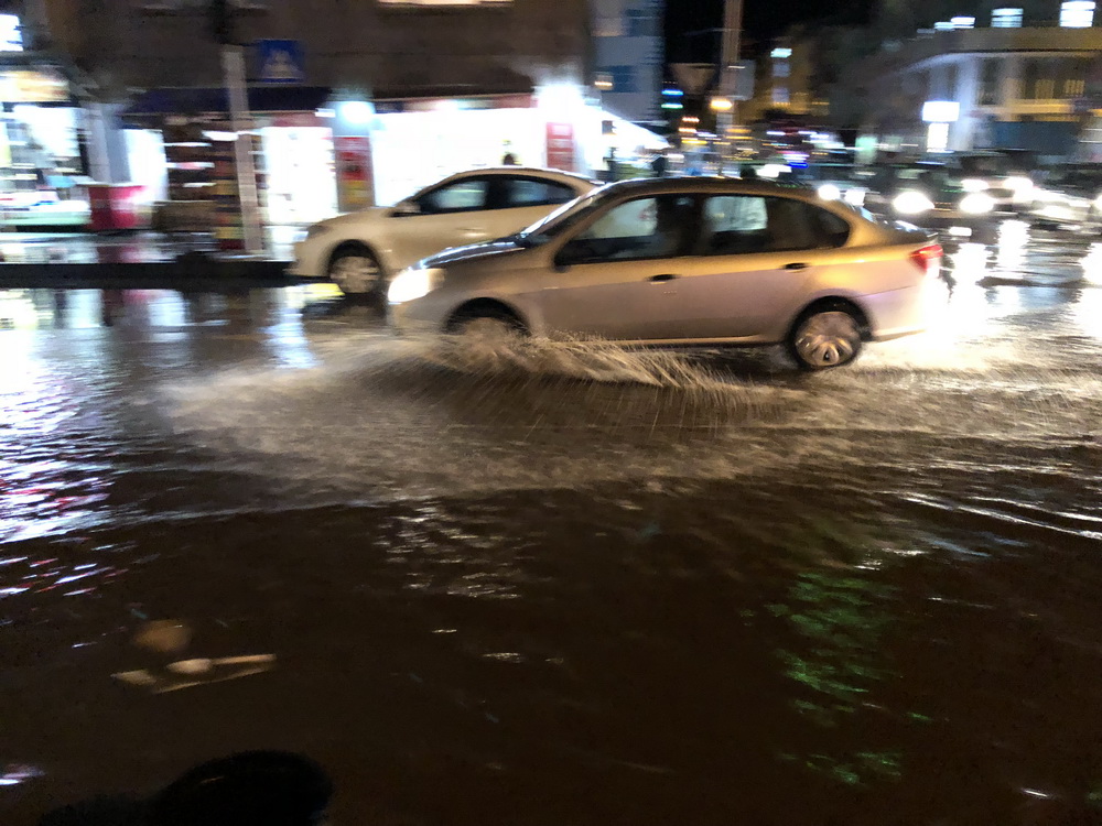 Kars’ta aniden bastıran yağmur bazı caddeleri göle çevirdi