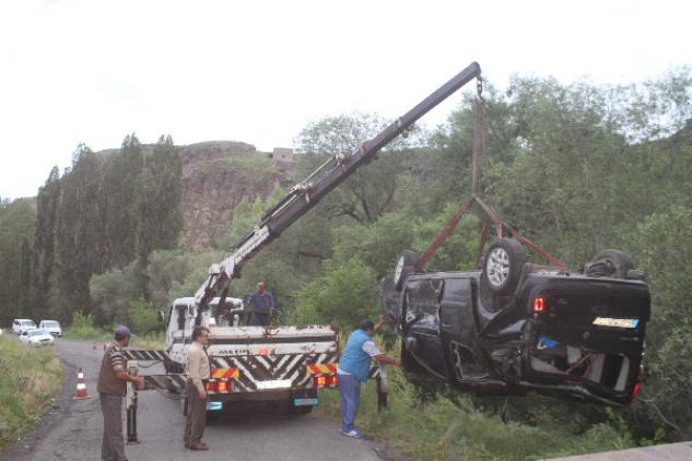 Kars’ta kamyonet Kars Çayı’na uçtu