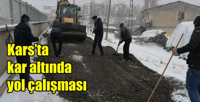 Kars’ta kar altında yol çalışması