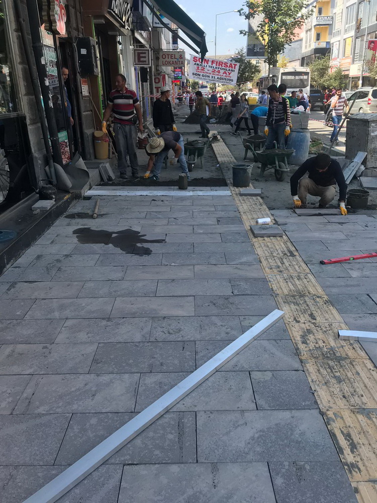 Kars’ta Kazımpaşa Caddesi’nin Kaldırım Çilesi Sona Eriyor