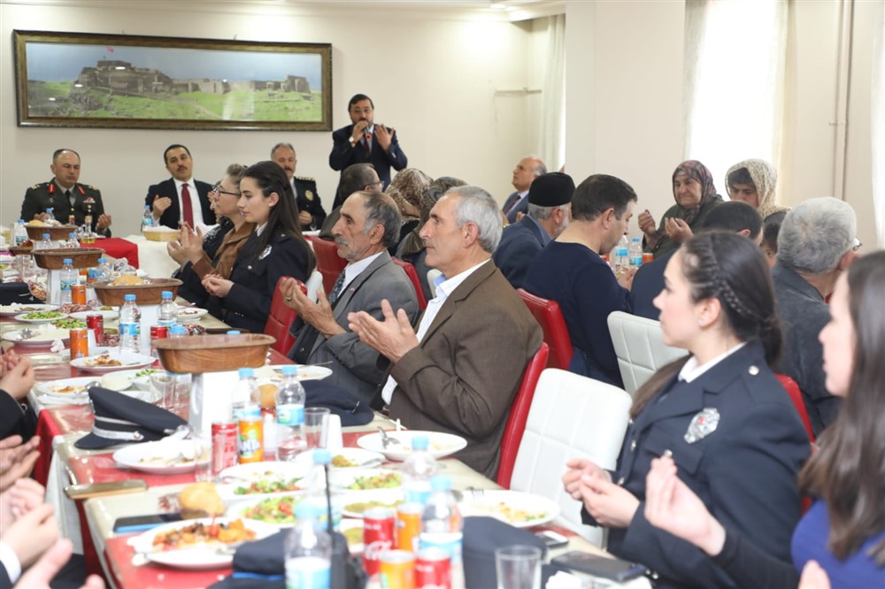 Kars’ta şehit aileleri onuruna yemek verildi