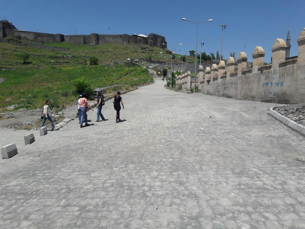 Kars’ta yol ve kaldırım çalışmaları