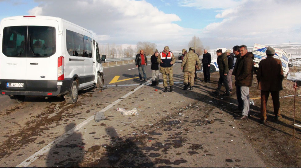 Kars'ta Yolcu Minibüsü ile Kamyonet Çarpıştı, 3 Yaralı