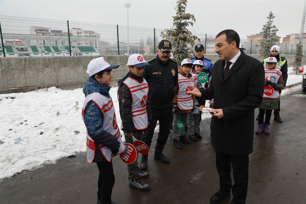 Kars Valisi, öğrencilerle birlikte trafikte