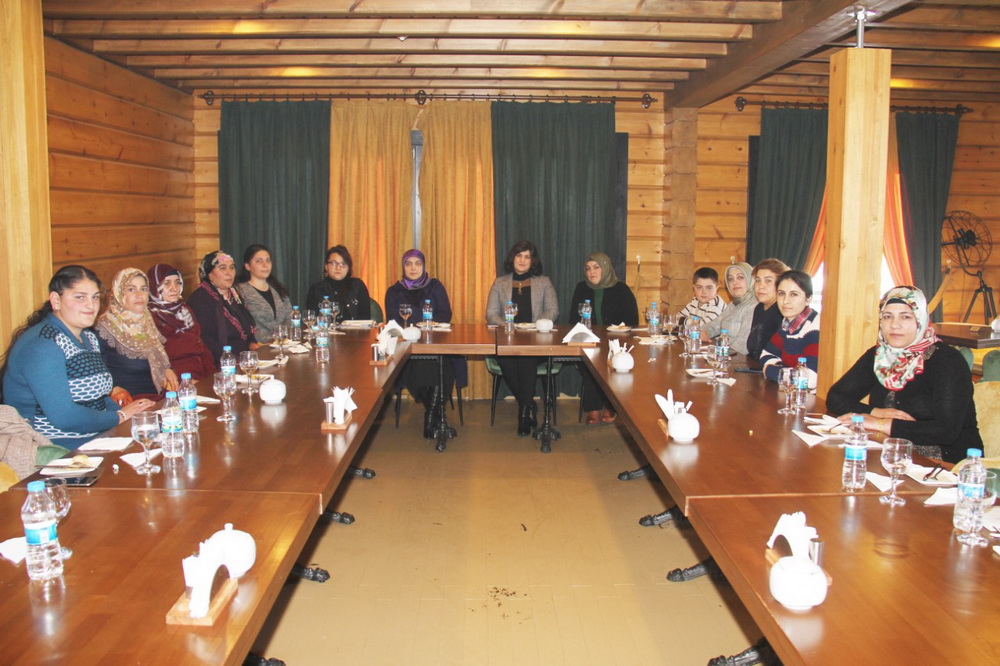 Kars Valisinin eşi gazi eşlerini Kütük Ev’de ağırladı