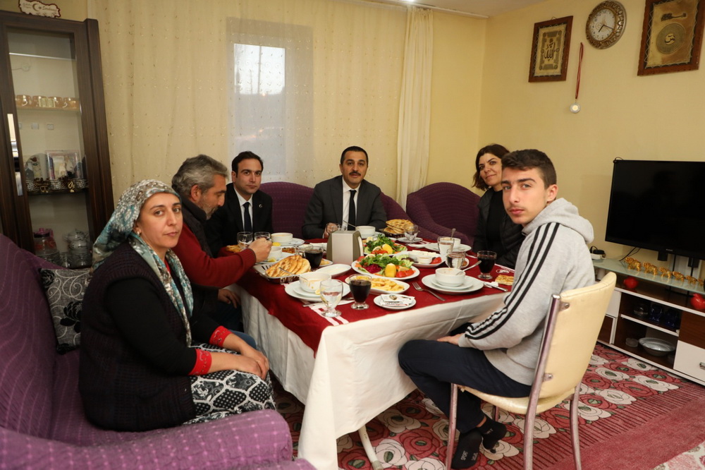 Kars Valisinin ilk iftarı vatandaşla