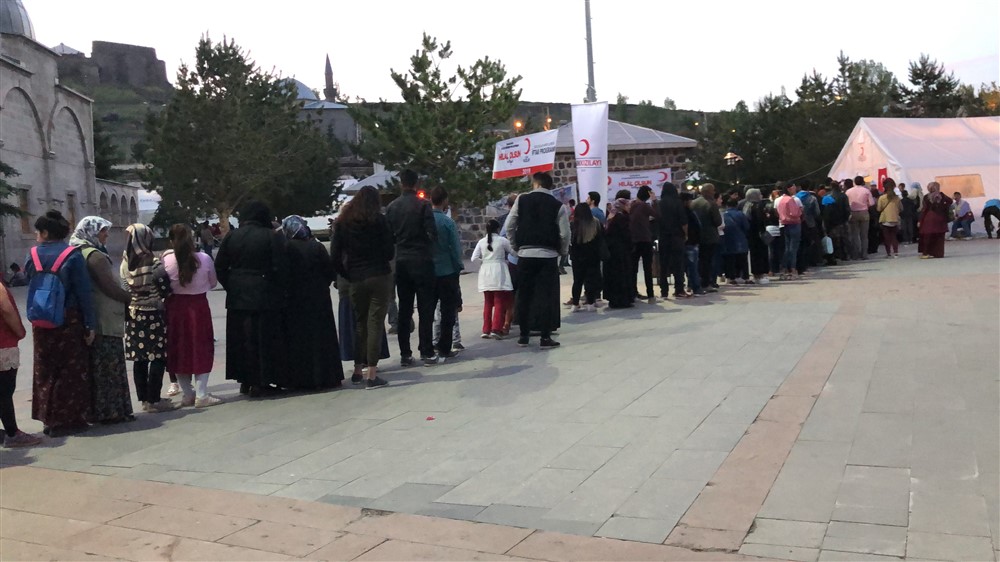 Kızılay Kars Şubesi’nin Kadir Gecesi İftarına binler katıldı