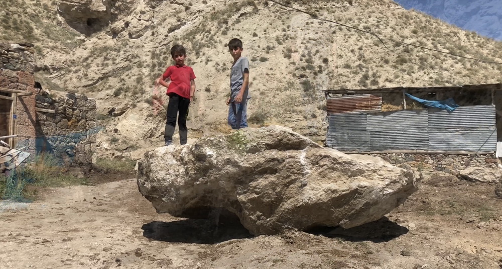 Narman Baba Dağı’ndan Kopan Dev Kayalar Korkutuyor