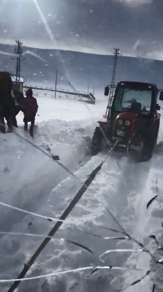 Okuldan dönerken kara saplandılar