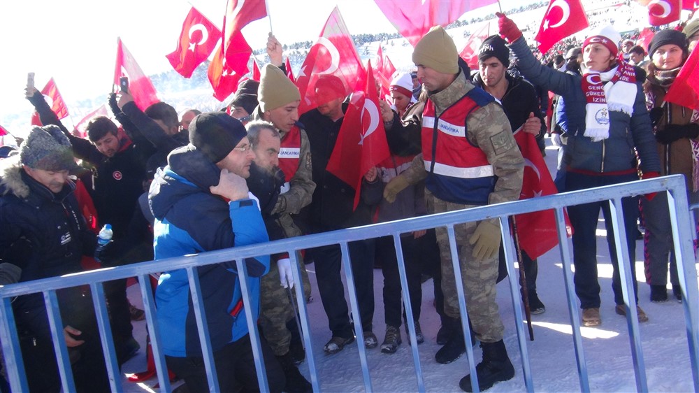 Şehitleri anma töreninde fenalaşan vatandaş ambulansa böyle taşındı