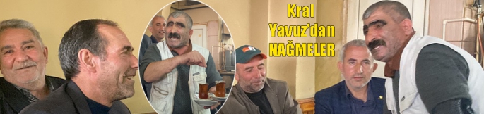 Türkü söyleyerek çay servisi yapıyor