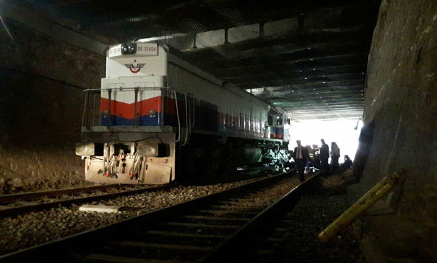 Yük treni raydan çıktı